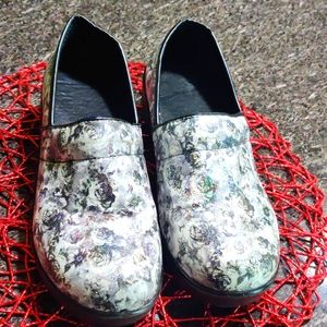 Clogger clogs Rose size 8.5